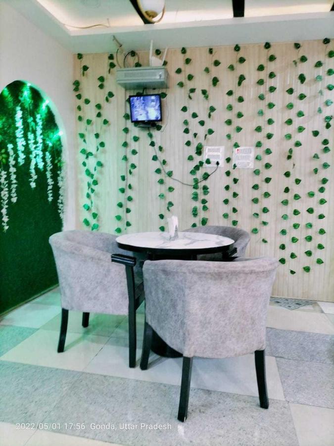 Oyo Mosaic Hotel And Restaurant Gonda Esterno foto
