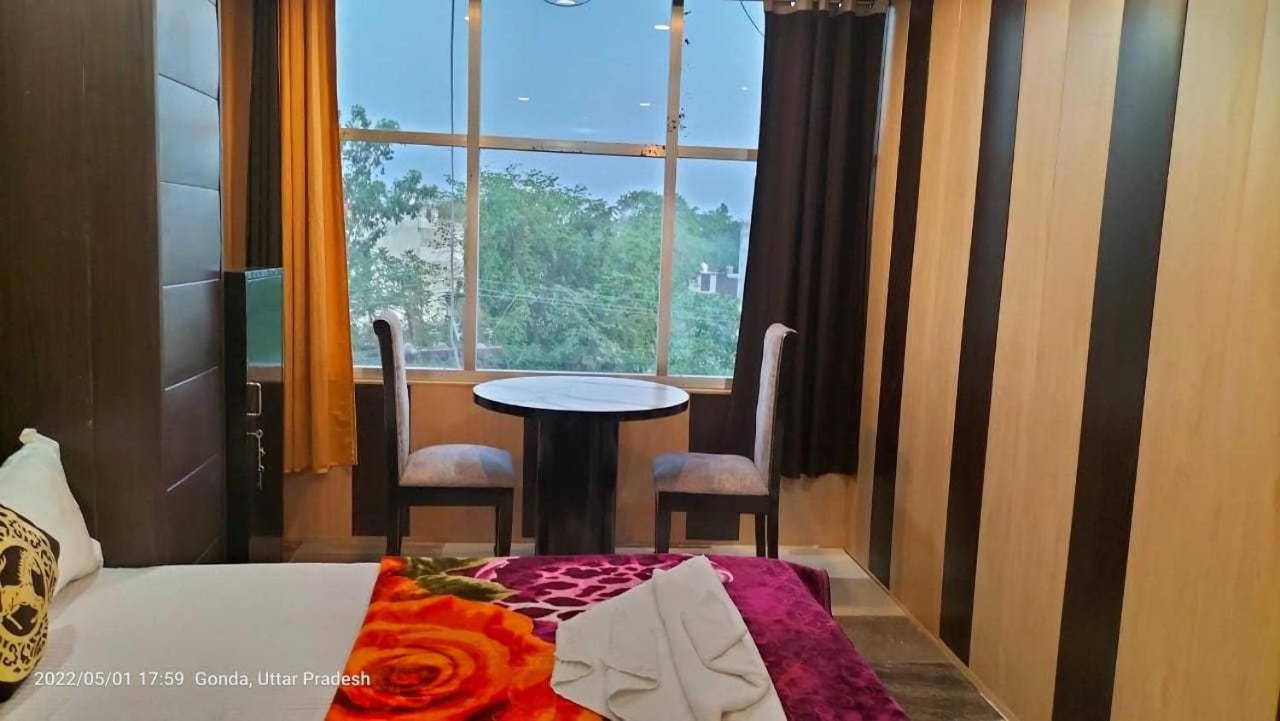 Oyo Mosaic Hotel And Restaurant Gonda Esterno foto